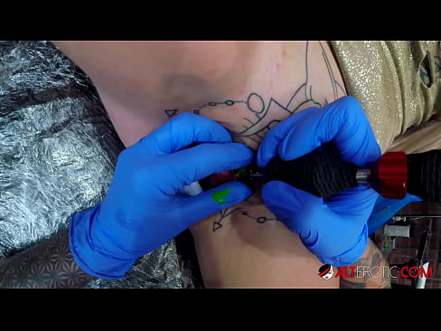 ❤️ Sully Savage mai tsananin jarfa ta yi tattoo a kan kwarin ta ️ Batsa ﹏